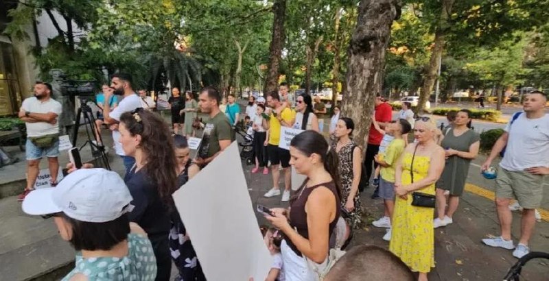🧬 В Подгорице родители вышли на протест...