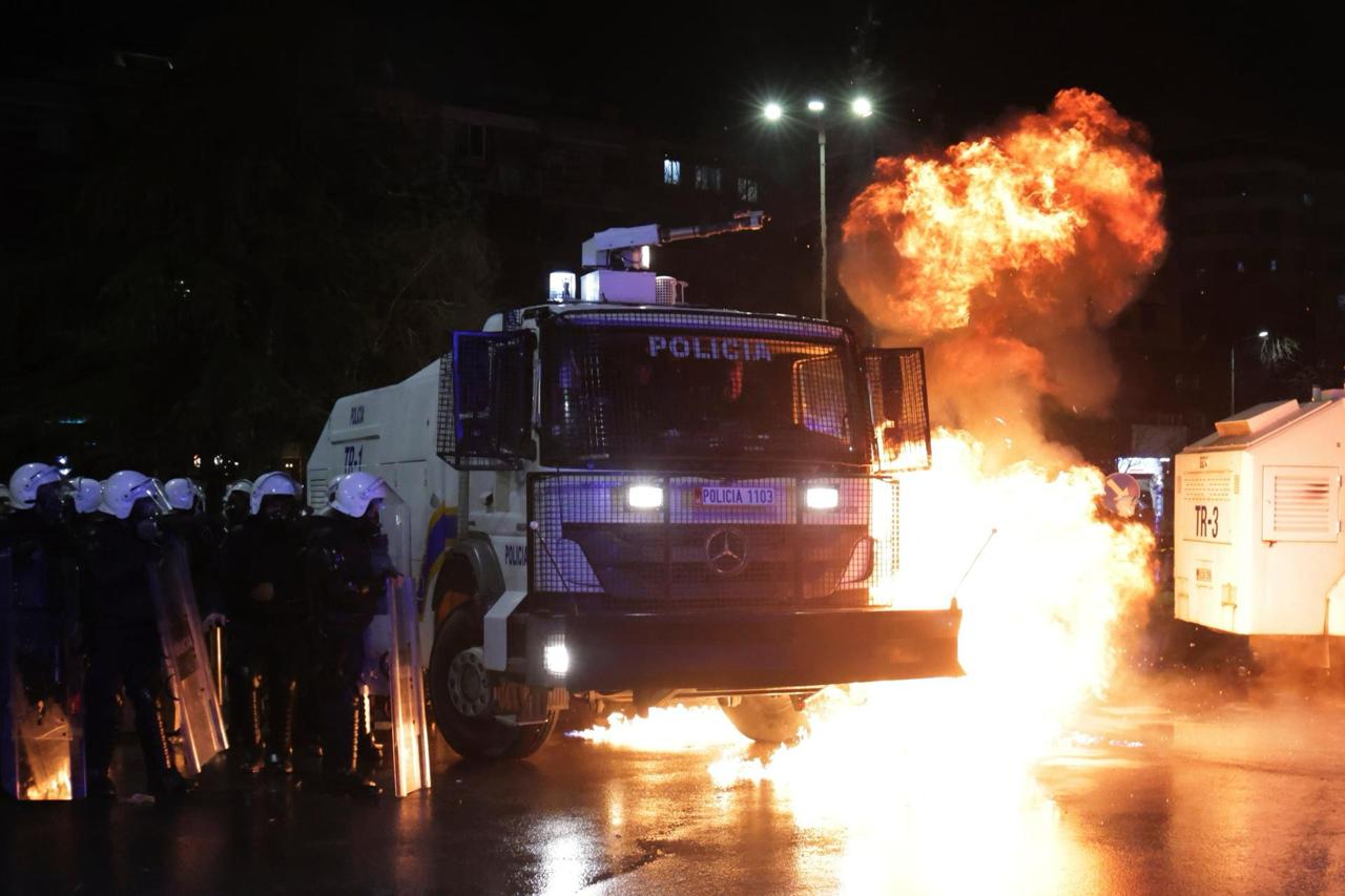 🔥 В Тиране вспыхнули беспорядки во время...