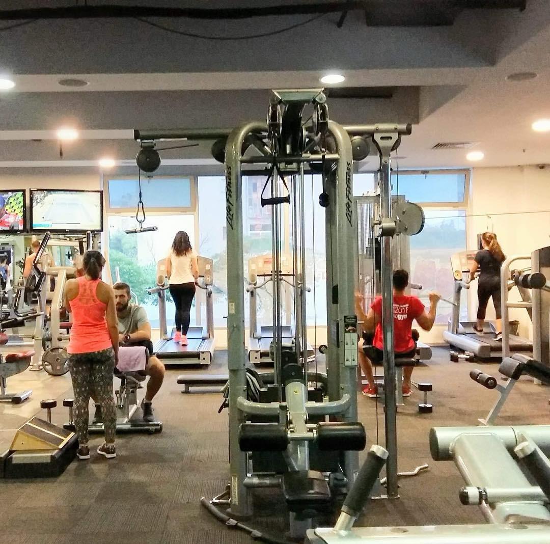 💪 Спортзалы Черногории — где энергия встречает...