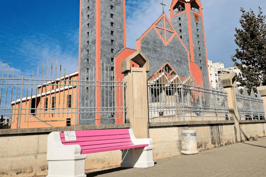 🎀 В Баре появились розовые скамейки не...