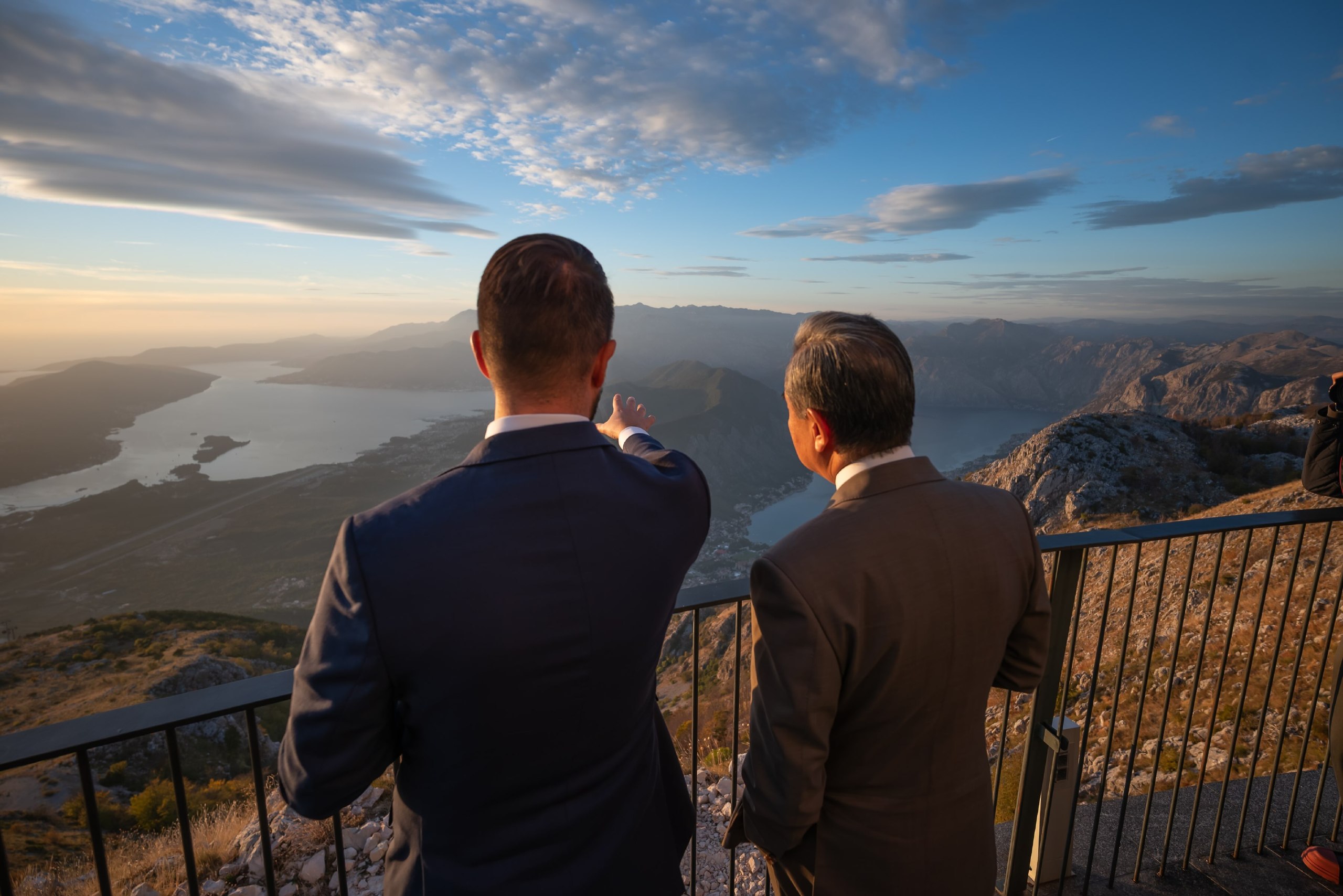 🏔️ Милатович показал Боку китайскому гостю! 🤝...