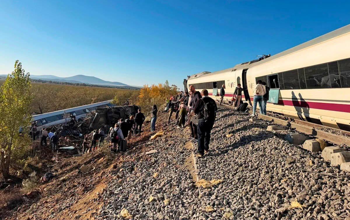 🚨 В Испании столкнулись два поезда. 🚆...